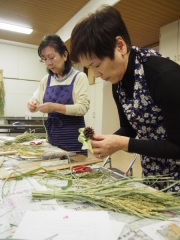 稲穂を使ったプリザーブドフラワーを作製している参加者