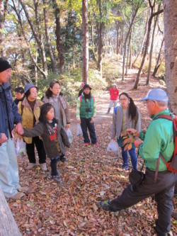 鐘撞堂山の樹木の説明を受ける参加者